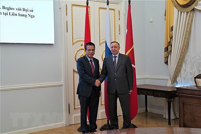 Đại sứ Việt Nam tại Liên bang Nga Đặng Minh Khôi và Thống đốc thành phố St. Petersburg Alexander Beglov. (Ảnh: Duy Trinh/TTXVN)