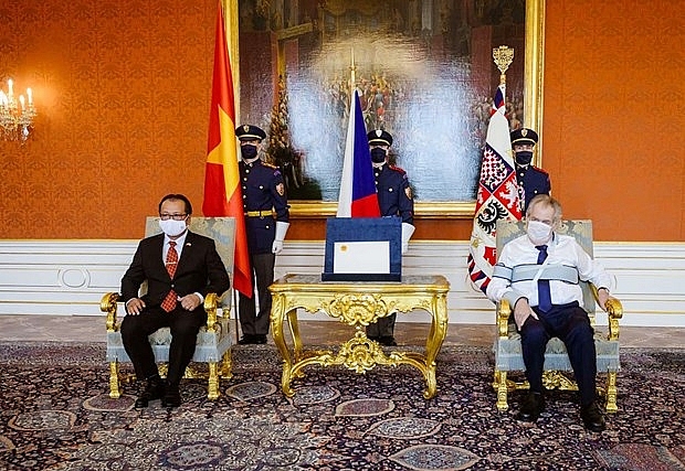 Tổng thống Séc Miloš Zeman (phải) tiếp Đại sứ Thái Xuân Dũng