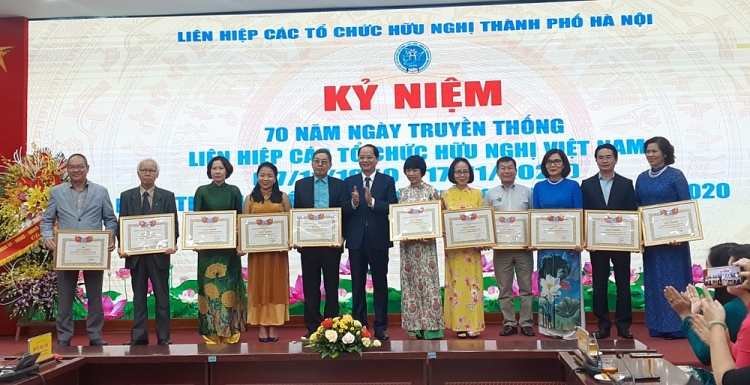 Liên hiệp các tổ chức hữu nghị thành phố Hà Nội khen thưởng các cá nhân có thành tích xuất sắc trong hoạt động đối ngoại nhân dân giai đoạn 2015-2020.