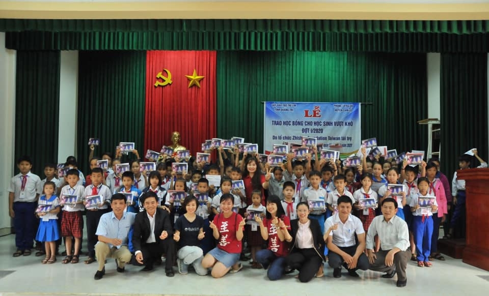 zhishan trao hoc bong tri gia gan 600 trieu dong cho hoc sinh ngheo vuot kho o quang tri