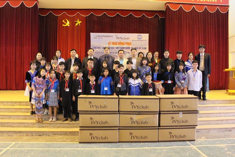 gni trao hon 26000 quan ao am cho hoc sinh lao cai