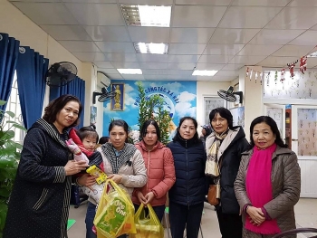 Ủy ban Hòa bình Hà Nội thăm, trao quà Tết cho bệnh nhi có hoàn cảnh khó khăn