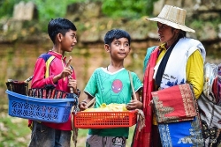 Cậu bé bán rong người Campuchia nói 16 thứ tiếng và câu chuyện đổi đời nhờ mạng xã hội