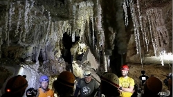 Khám phá hang muối dài nhất thế giới tại Israel