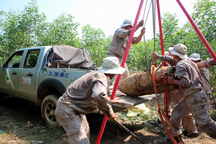 toan canh di doi huy no qua bom khung nang 340kg tai quang tri