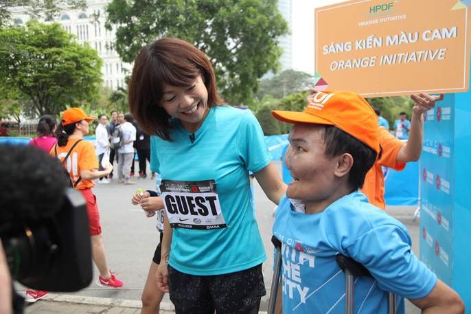 Nữ vận động viên người Nhật, Naoko Takahashi và người khuyết tật và nạn nhân chất độc da cam tại Giải Marathon TP.HCM 2018 do Quỹ Hòa bình và Phát triển thành phố Hồ Chí Minh (thuộc Liên hiệp hữu nghị TP.HCM) phối hợp với Giải việt dã HCMC Run tổ chức. Ảnh: Mộc Nghênh 2226-quy-hoa-binh-va-phat-trien-tphcm-vi-tuong-lai-nguoi-khuyet-tat-va-nan-nhan-chat-2doc-da-cam