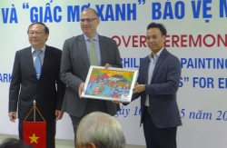 Đại sứ quán Đan Mạch và VIDAFA trao 200 bức tranh cho Bệnh viện Nhi Trung Ương