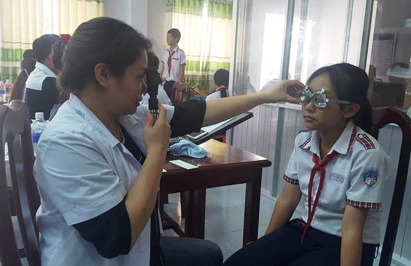 hki tien hanh kham mat cap kinh cho 130 hoc sinh vinh thanh can tho