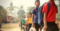 Ấn Độ: Kì lạ ngôi trường nhận rác thải nhựa thay học phí