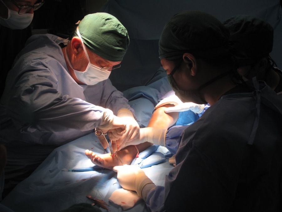 Chuyên gia nước ngoài phẫu thuật chỉnh hình cho 14 trẻ em Việt Nam