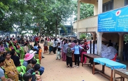Khám bệnh, phát quà cho 500 người nghèo tỉnh Kampong Chhnang, Campuchia