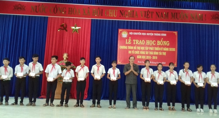 cac to chuc phi chinh phu trao hon 2000 suat hoc bong cho hoc sinh sinh vien ngheo quang nam