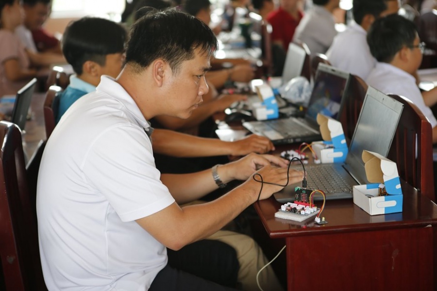 quy dariu tap huan ve lap trinh microbit cho hon 80 giao vien