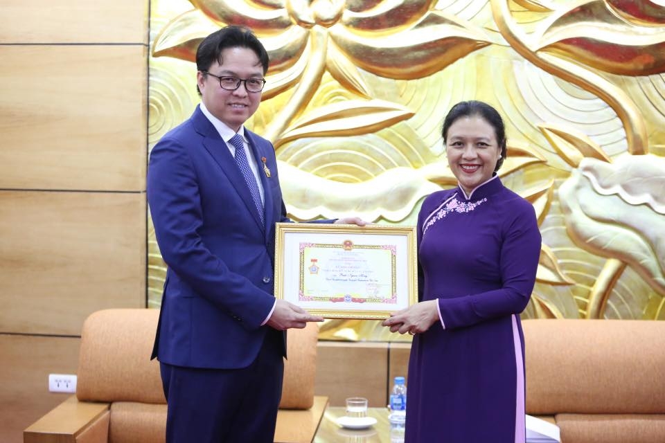 vufo trao ky niem chuong ton vinh dong gop khong met moi cua dai su campuchia tai viet nam