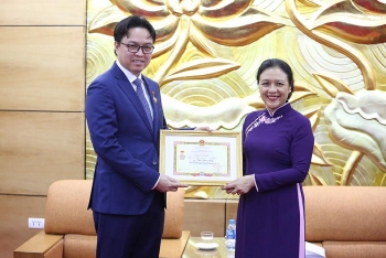 VUFO trao Kỷ niệm chương, tôn vinh đóng góp không mệt mỏi của Đại sứ Campuchia tại Việt Nam