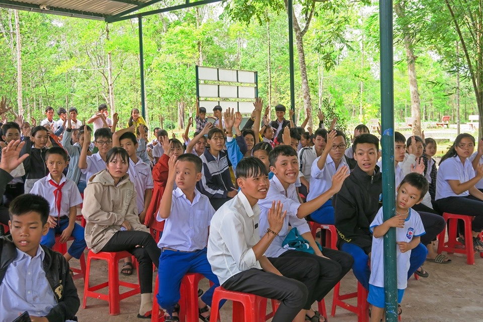 peacetrees vietnam trao hoc bong cho hon 260 hoc sinh quang tri co hoan canh kho khan