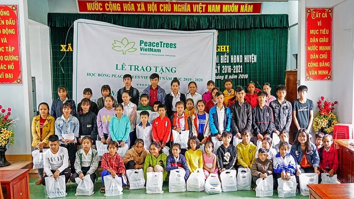 peacetrees vietnam trao hoc bong cho hon 260 hoc sinh quang tri co hoan canh kho khan