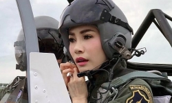 Hoàng Quý phi Thái Lan dậy sóng với màn bắn súng, lái máy bay, nhảy dù...