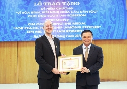 Tiến sĩ hơn 10 năm bảo vệ môi trường tại Việt Nam nhận Kỷ niệm chương Vì hòa bình hữu nghị