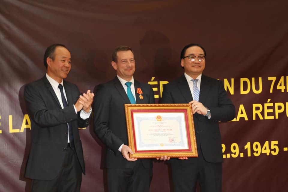 viet nam trao tang huan chuong huu nghi cho nguyen dai su phap