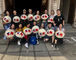 Người trẻ Việt Nam thành lập nhóm thiện nguyện, giúp đỡ người vô gia cư Philippines