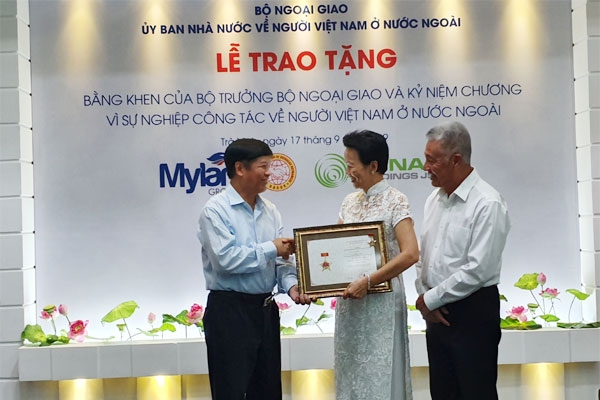 vo chong tien si viet kieu nguyen thanh my 15 nam ung ho tra vinh 10 ty xay cau duong giup ho ngheo