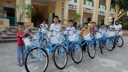 ChildFund trao tặng xe đạp cho hơn 90 học sinh nghèo huyện Tân Lạc (Hòa Bình)