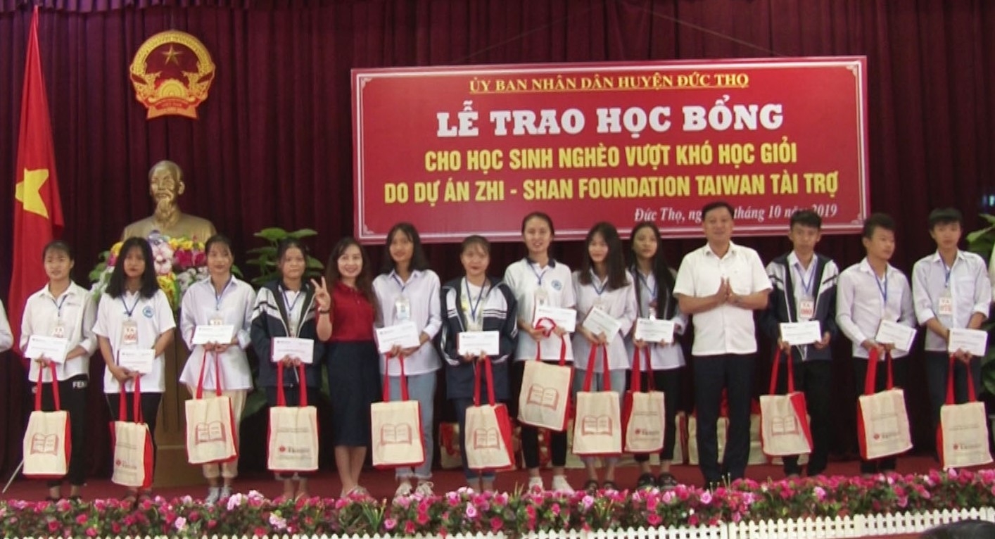 zhishan mo duong cho sach va tri thuc den voi 4000 hoc sinh ngheo mien trung