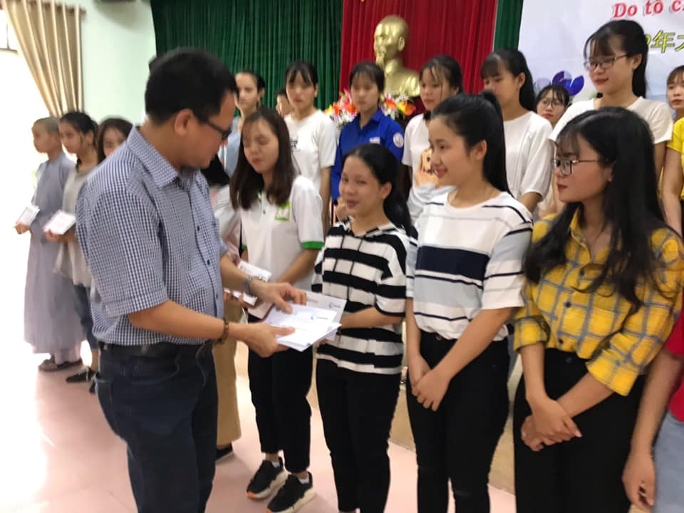zhishan trao hoc bong cho hon 100 sinh vien vuot kho tai hue