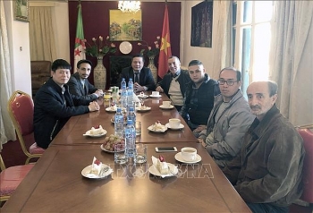 Nhà làm phim và phóng viên tại Algeria nhận giấy khen của Việt Nam