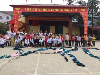 tinh nguyen vien israel day tieng anh sua 3 truong hoc tai lao cai