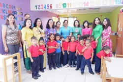 Hội Phu nhân Việt Nam tại Venezuela giao lưu với học sinh trường tiểu học Casita Amarilla