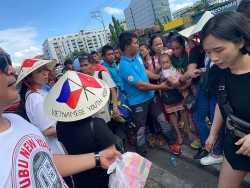 Giới trẻ Việt Nam trao quà năm mới cho người nghèo tại Philippines