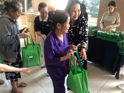 Tzu Chi trao quà Tết cho bà con nghèo tại TP.Hồ Chí Minh