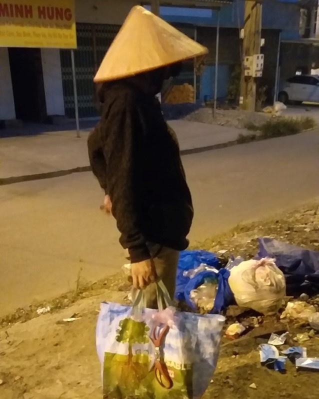 ngan chan ke xau truc loi co luom ve chai cat doi khau trang da qua su dung