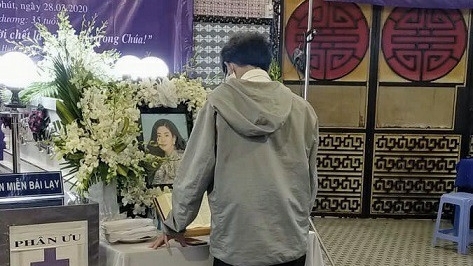 le tang mai phuong dien ra chieu nay con gai co van chua biet ve su ra di cua me
