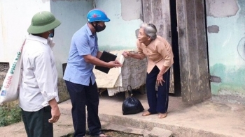 Cụ bà bán gà ủng hộ 50.000 chống dịch Covid-19: Nghèo vật chất chứ không nghèo tinh thần