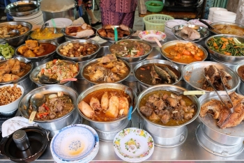 Cùng thực khách Tây thưởng thức ẩm thực đường phố Hà Nội