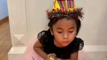 Cuộc sống hạnh phúc của em bé Mường Lát liệt 2 chân sau 3 năm được nhận nuôi
