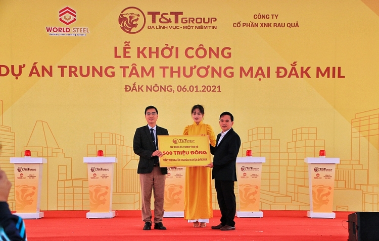 Đại diện Tập đoàn T&T Group trao ủng hộ Ủy ban MTTQ Việt Nam huyện Đắk Mil 500 triệu đồng để chăm lo đời sống cho người nghèo trên địa bàn.