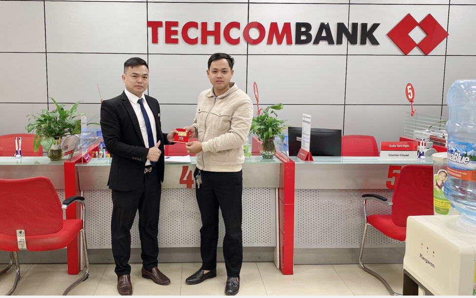 Techcombank trao thưởng ô tô VinFast cho doanh nghiệp may mắn