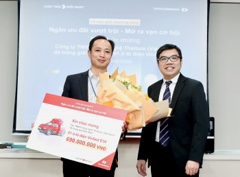 Techcombank trao thưởng ô tô VinFast cho doanh nghiệp may mắn