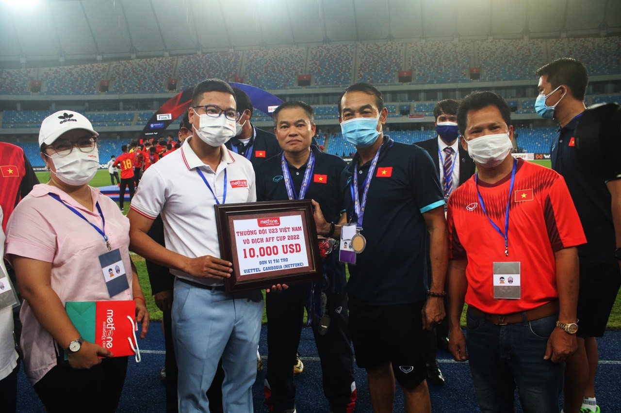 Đại diện Viettel Cambodia trao thưởng cho đội tuyển U23 Việt Nam.
