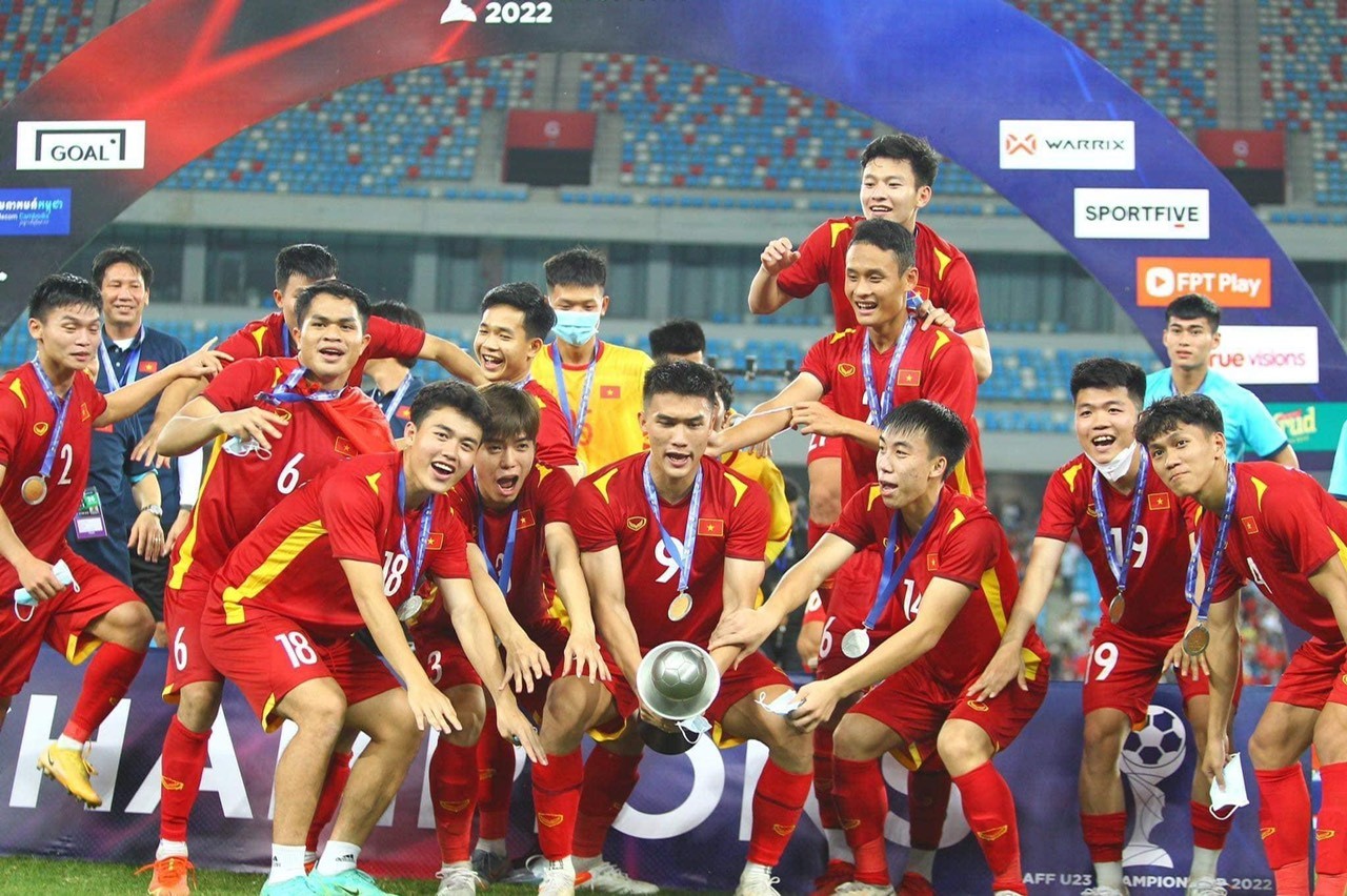 Phan Tuấn Tài (thứ 5 từ phải sang, hàng cuối) ăn mừng chức vô địch cùng các đồng đội.