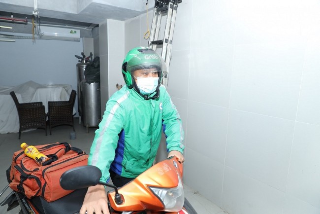 Nhân viên lễ tân khách sạn làm thêm nghề shipper vẫn tham gia cứu hộ miễn phí
