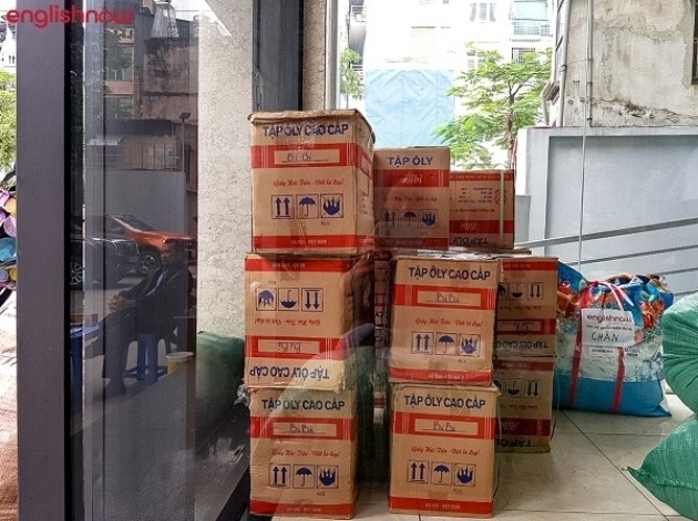 Những kiện hiện vật cứu trợ đang được vận chuyển đến miền Trung. Ảnh: T.Giang
