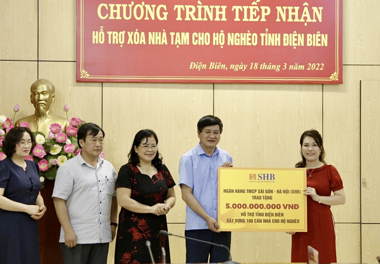 Đại diện Ngân hàng TMCP Sài Gòn - Hà Nội (SHB) trao ủng hộ 5 tỷ đồng cho tỉnh Điện Biên.
