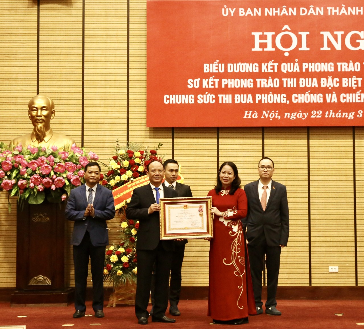Ông Nguyễn Tất Thắng –  Đại diện T&T Group nhận Huân chương Lao động hạng Ba vì những thành tích xuất xắc trong công tác phòng chống dịch COVID-19.