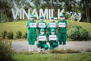 vinamilk ung ho gan 15 ty dong de tiep suc cho cac don vi tuyen dau tren ca nuoc chong dich