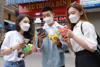 de choi de trung tien ty cung hon 200000 giai thuong nong chi voi chai nuoc giai khat